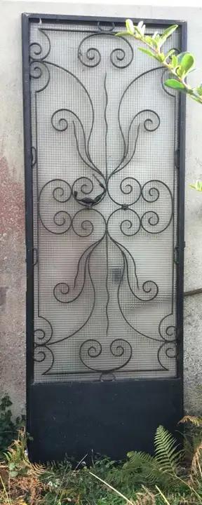 Porte vitrée en fer forgé