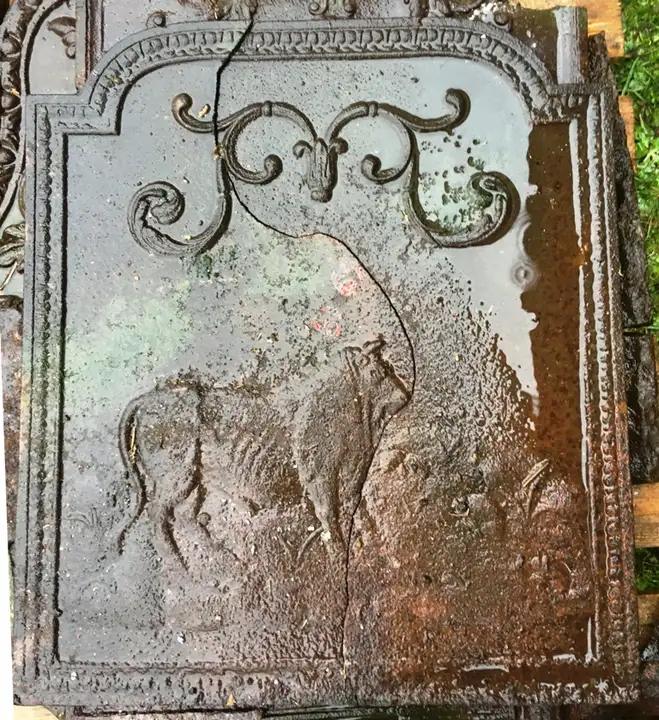 Plaque ancienne de fond de foyer