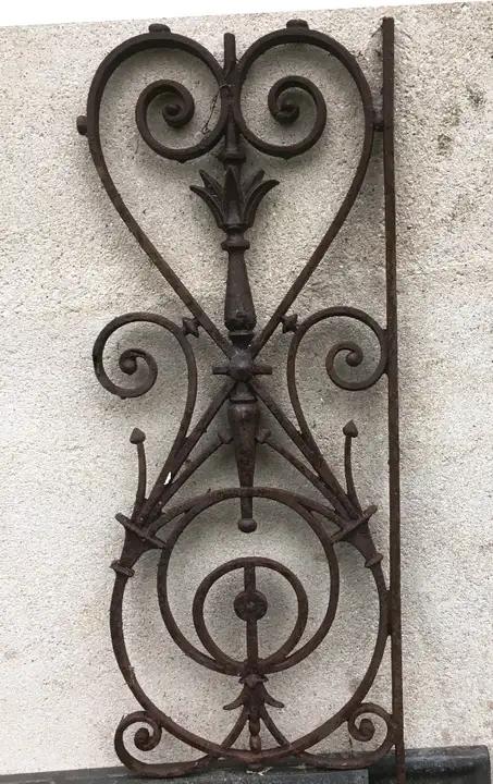 Ancienne grille de protection de fenêtre en fonte