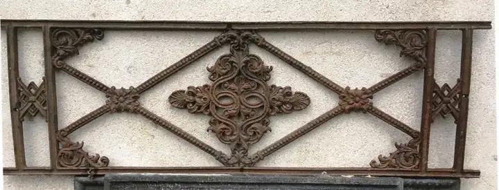 Balcon de fenêtre ancien