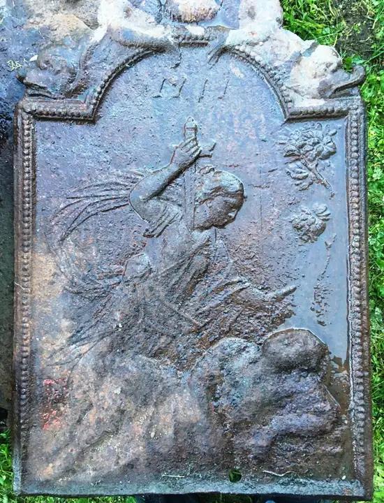 Plaque de fond de foyer décorée de personnages bibilques