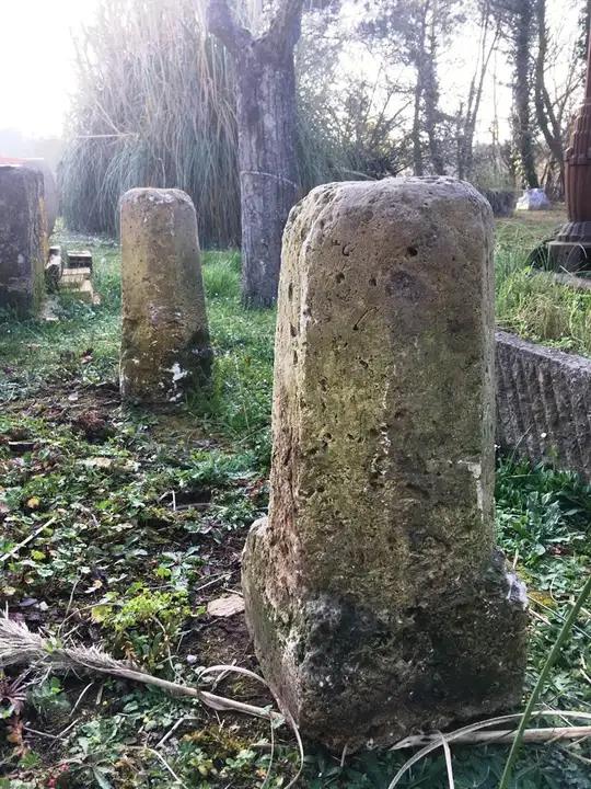 Paire de bornes anciennes conniques