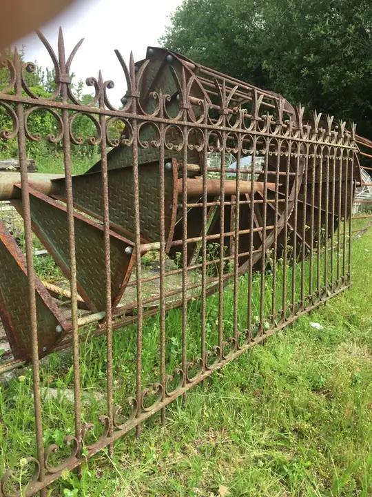 Panneau de grille ancien en fer forgé