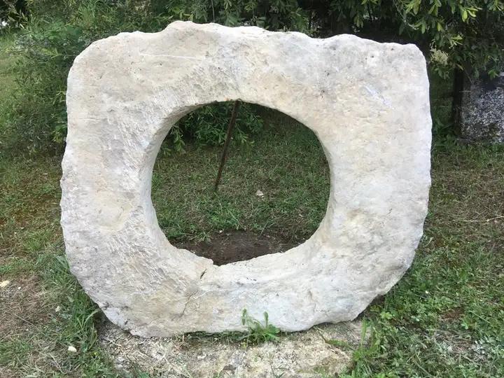 Margelle de puits monolithique en pierre dure du Poitou
