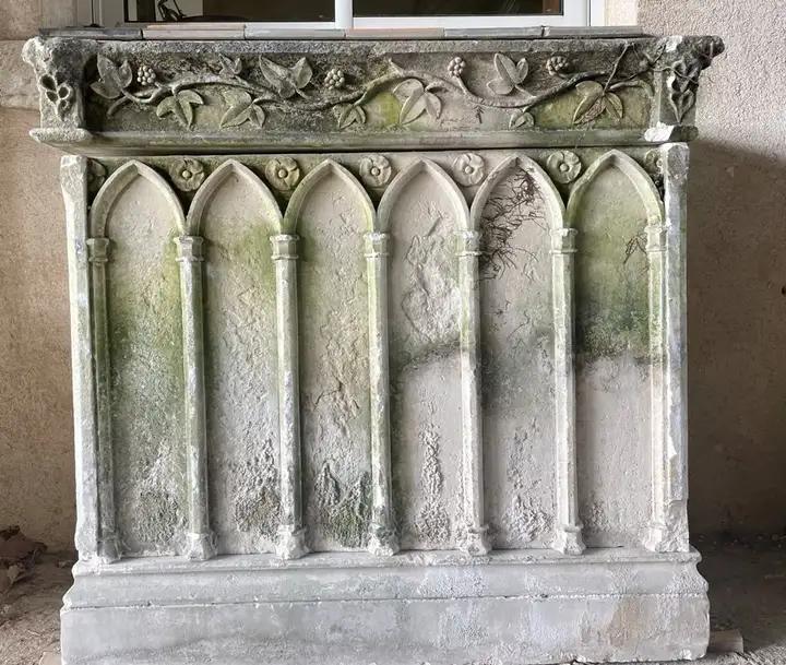 Autel de chapelle adossé en pierre de Charente