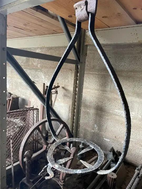 Suspensoir de cheminée en fer forgé ancien