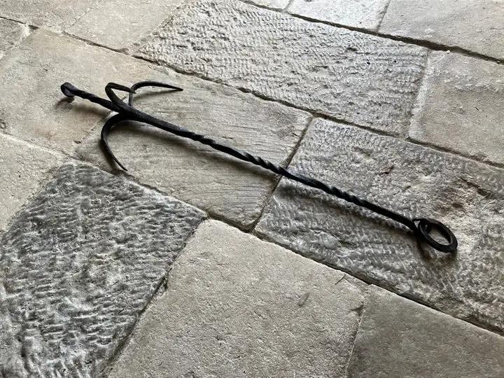 Ancien crochet à suspendre les fumaisons