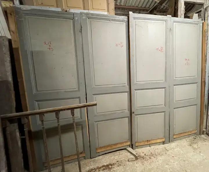 Quatre panneaux de boiseries en sapin