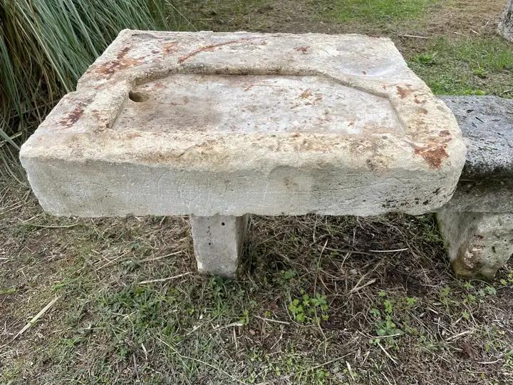 Ancien évier en pierre de Saintonge. Lave main plat et percé encastré de deux faÃ§es dans un mur. Récepatcle d'eau positionné á gauche, usé de traces de seau et de servitude. Possibilité d'étre encreusé pour une profondeur finie de 6 cm