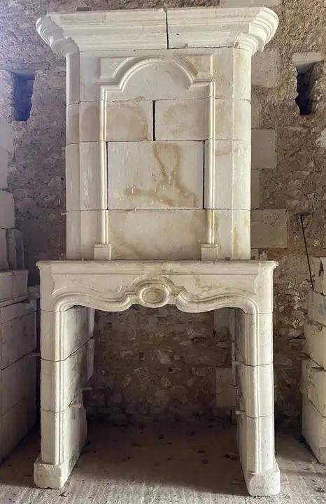 Ancienne cheminée á trumeau en pierre de Thénac (Charente Maritime) Cheminée de chambre aux petites dimensions d'époque XVIIIeme. Manteau á mouvement ''arbalette'' resrauré posé sur des jambages droits. Trumeau á mouvement á chapelle et coins ronds