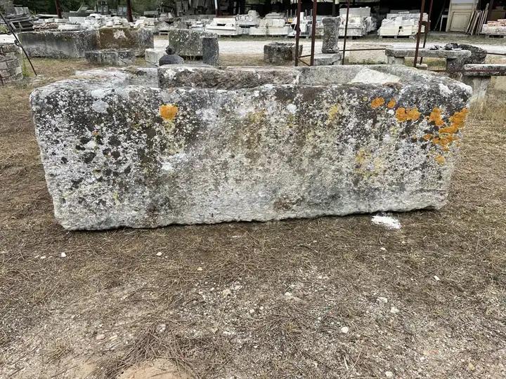 Bac en pierre ancien. Auge rectangulaire utilisée comme lavoir. Réceptacle d'eau ou de nourriture pour annimeaux. Abreuvoir de ferme