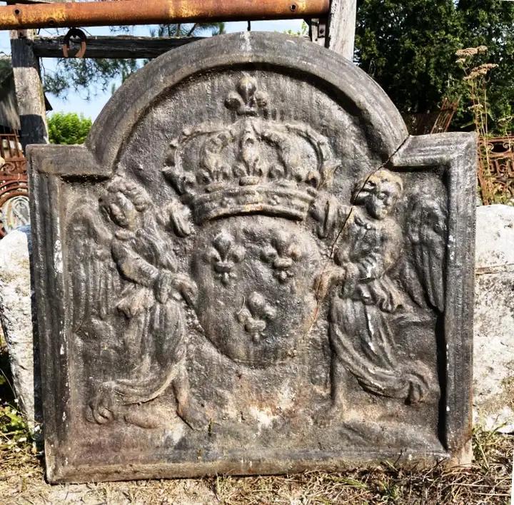 Ancienne plaque de fonte de style LXIV félée