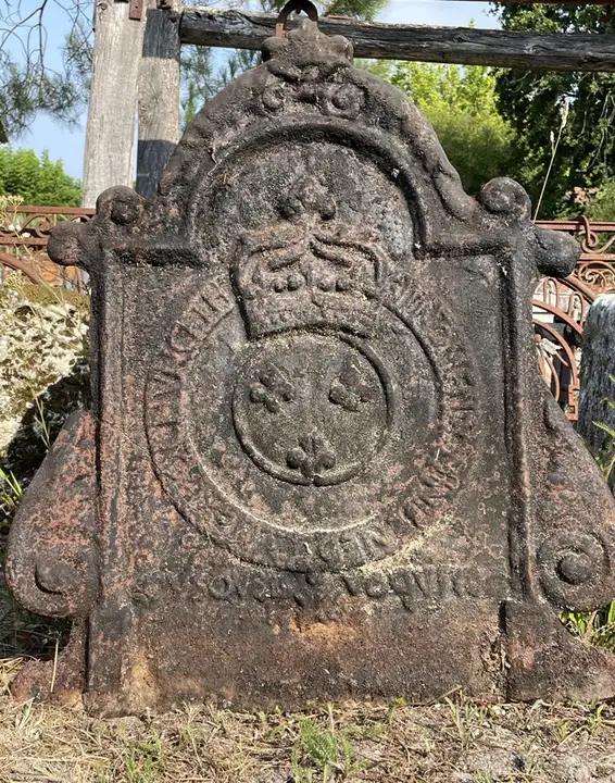 Ancienne plaque de fonte de style LXIV