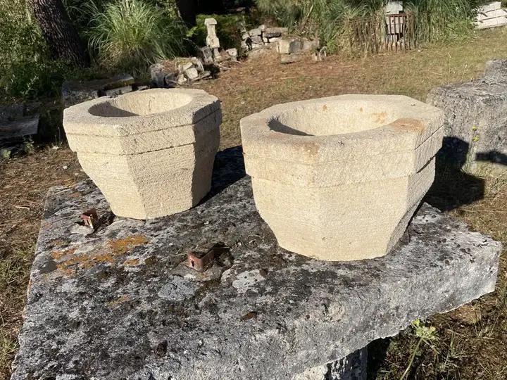 Paire de vases anciens en pierre de forme hexagonale
