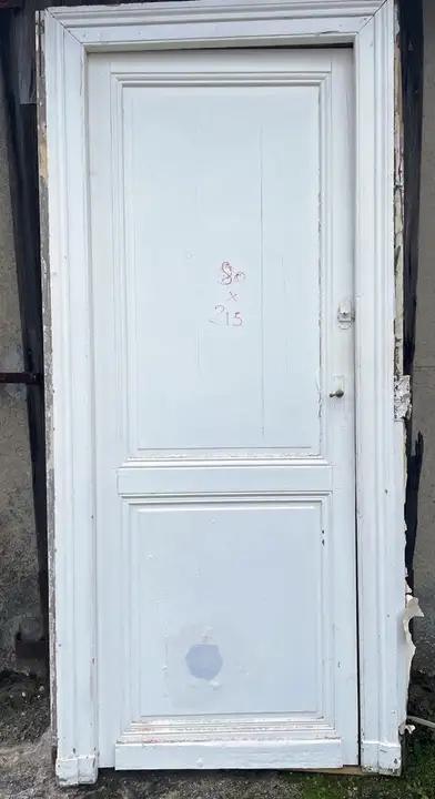 Porte ancienne de communication en bois d'intérieur et son cadre