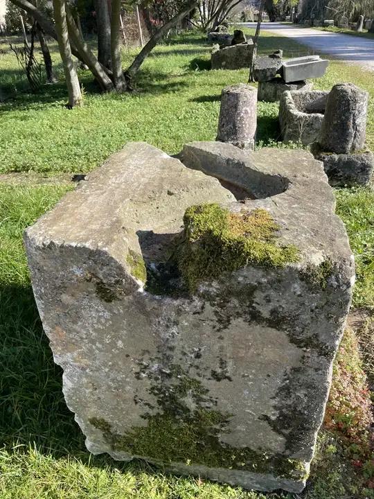 Bloc de pierre massif servant de socle pour éléments de distillerie