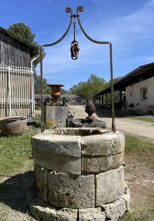 Puits ancien en pierre de GIRONDE ronde