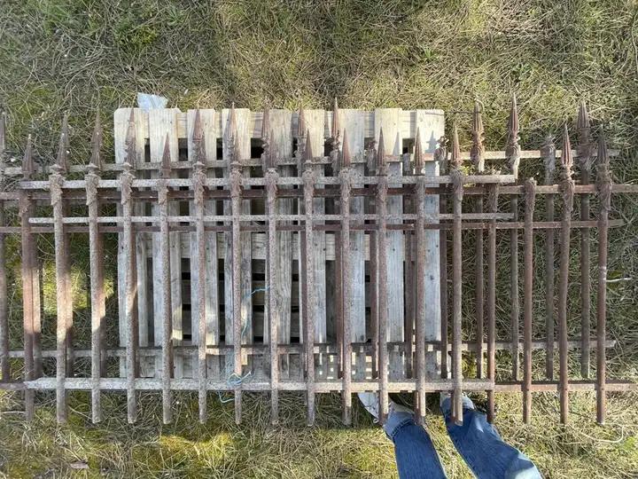 Lot de grilles de dessus de muret en fer forgé et fonte ancien