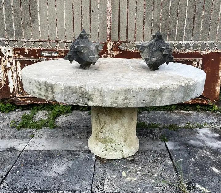 Ancienne table de jardin ovale en pierre