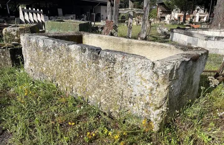 Ancien bac en pierre dure de Charente