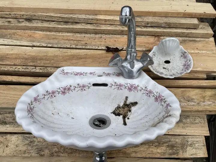 Lave main en faience en forme de coquillage et son porte savon