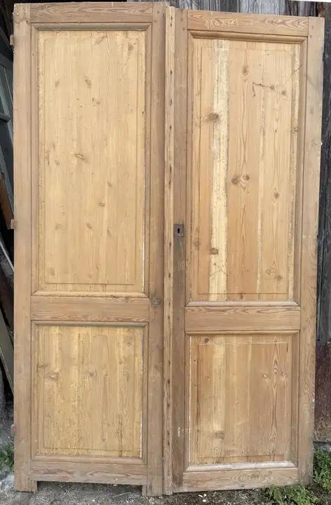 Paire de portes de placard en sapin décapées en trés bon état