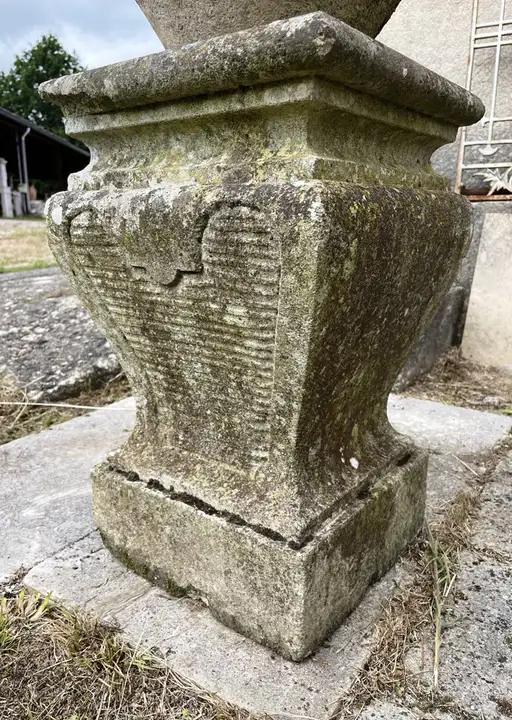 Socle de statue ancien en pierre dure de Charente