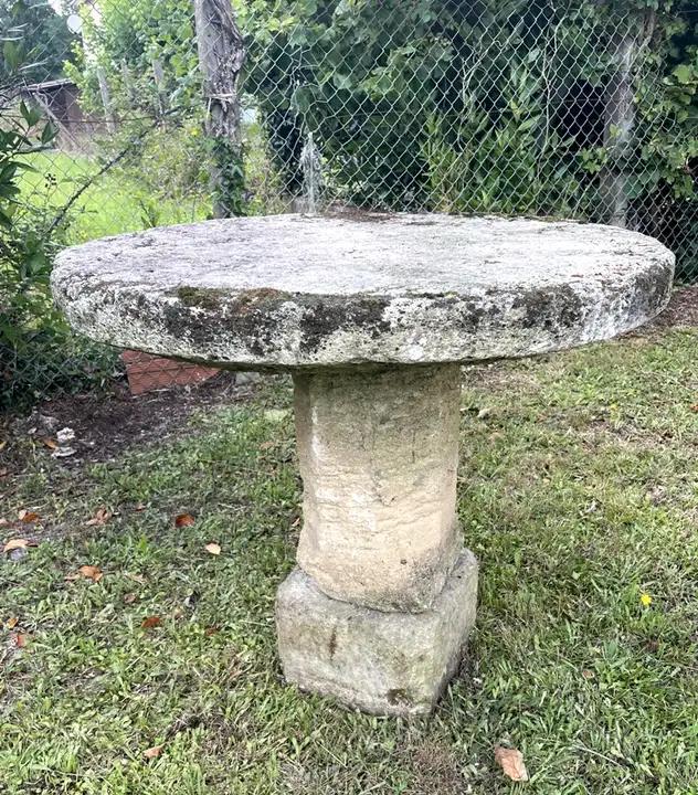 Rare table de jardin au plateau rond posé sur un socle à pans coupés et sabot