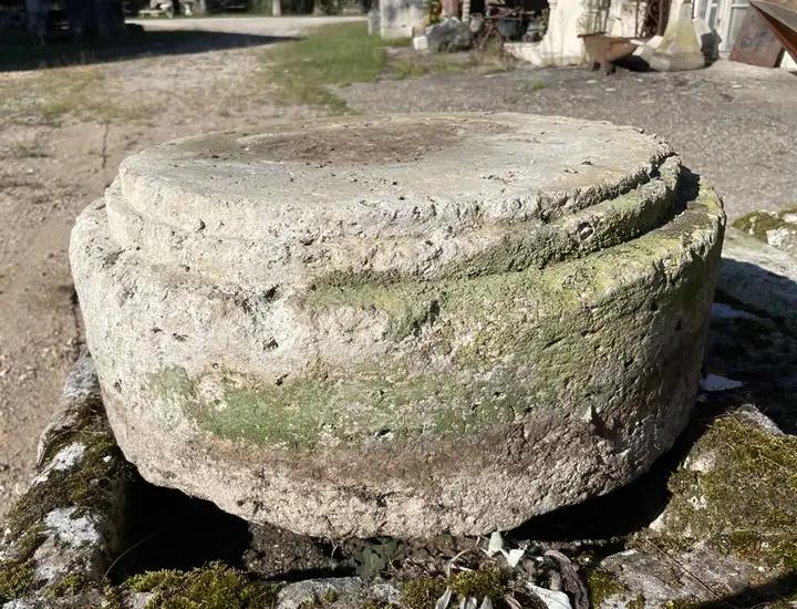 Socle cylindrique en pierre dure