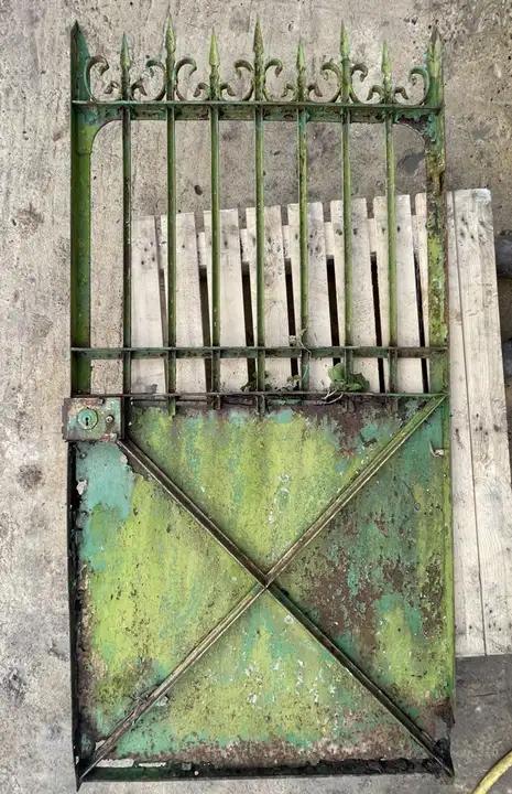 Ancienne grille d'entrée en fer cornière