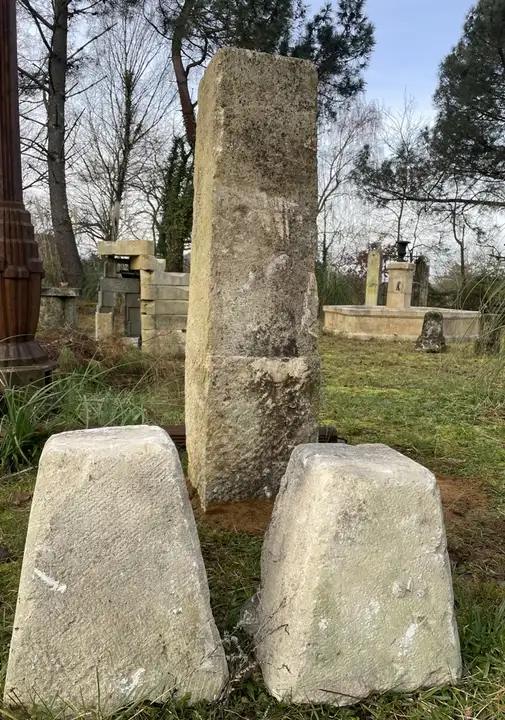 2 socles de pierre dure de Gironde