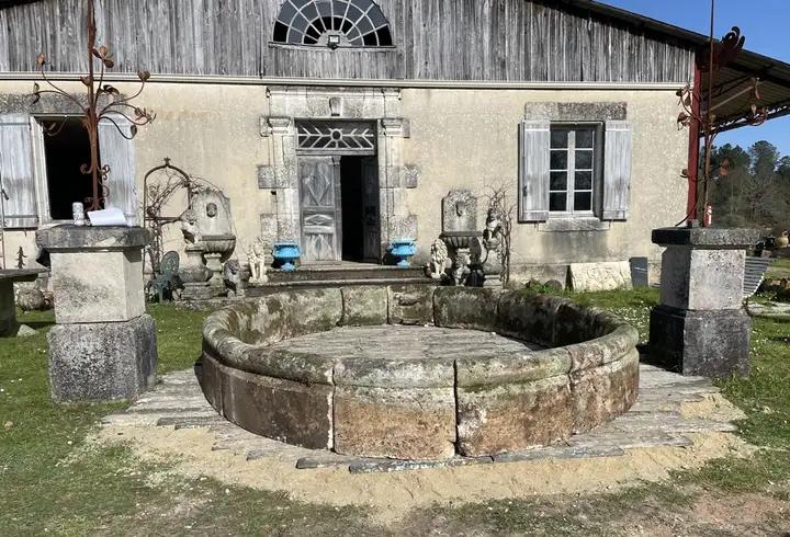 Ancien bassin de parc en pierre coquillère d'Angouleme