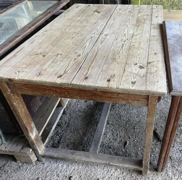 Ancienne table en sapin au plateau usé