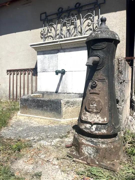 Ancienne pompe publique en fonte