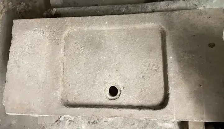 Ancien évier plat à un bac et deux égouttoirs