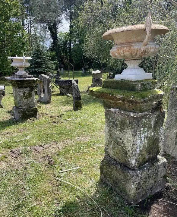 2 anciens petits piliers avec couronnement mouluré pour soutien de vases ( REF 6892) ou d'objet décoratif