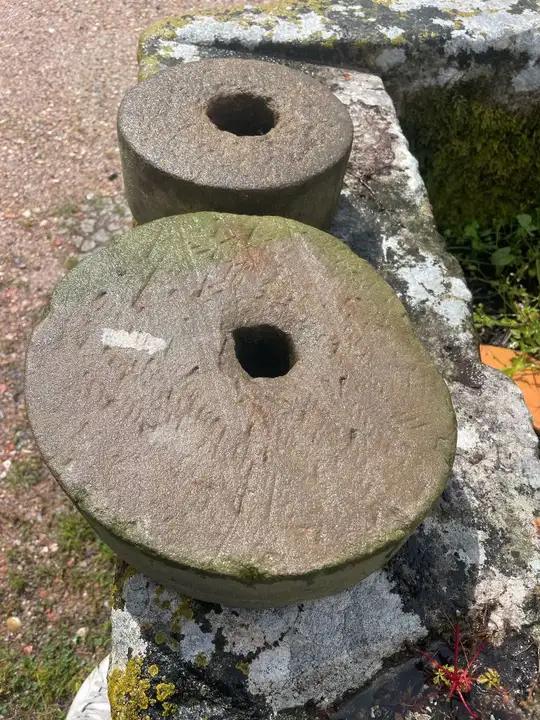 Deux meules anciennes en pierre dure trés usées