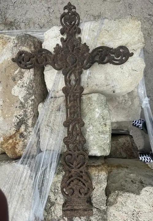 Ancienne croix de tombe en fonte trés décorée uniquement d'entrelas de volutes