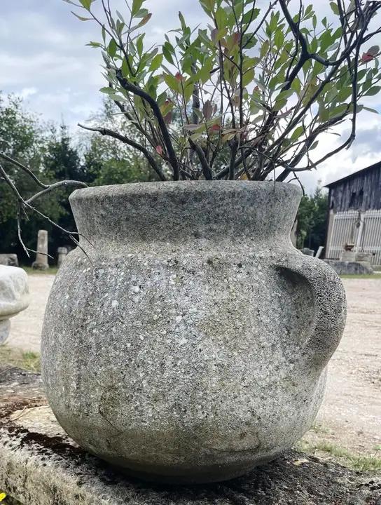 Cruche à deux anses en beton