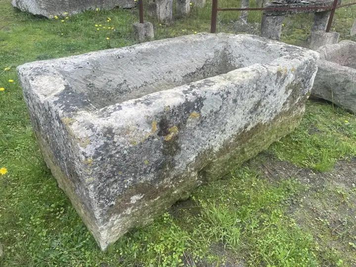 Petit bac ancien en pierre
