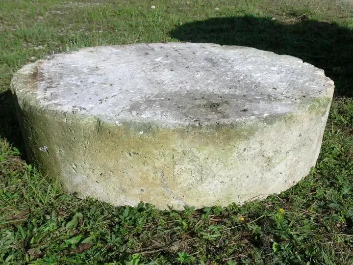 Ancienne en pierre dure de charente, blanche et coquillière