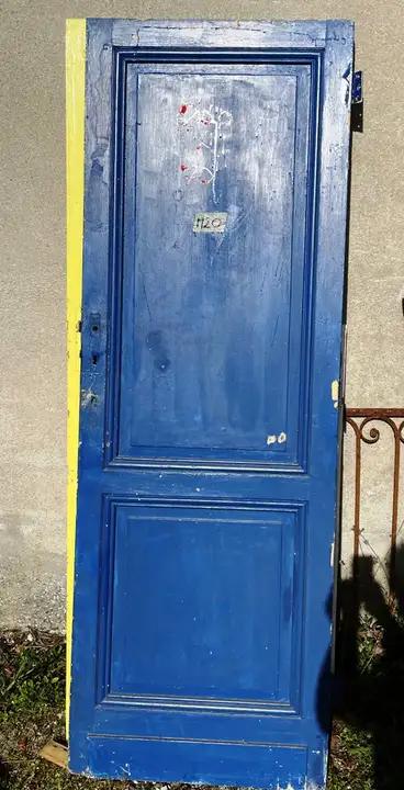 Porte simple pleine à deux panneaux sur une face et une face lisse