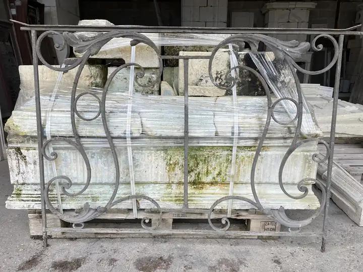 Ancien balcon en fer forgé décoré de volutes et de feuillage en tole repoussée