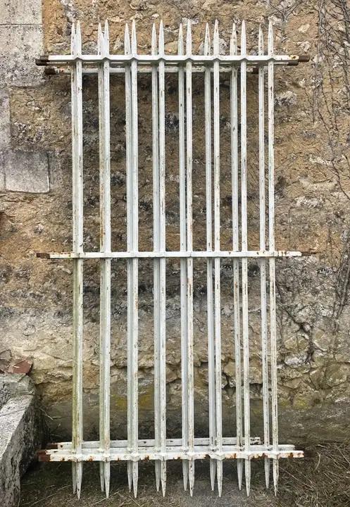 Trois panneaux de grilles de porte-fenetre en fer forgé