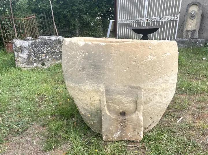 Ancien bac en pierre dure de Charente
