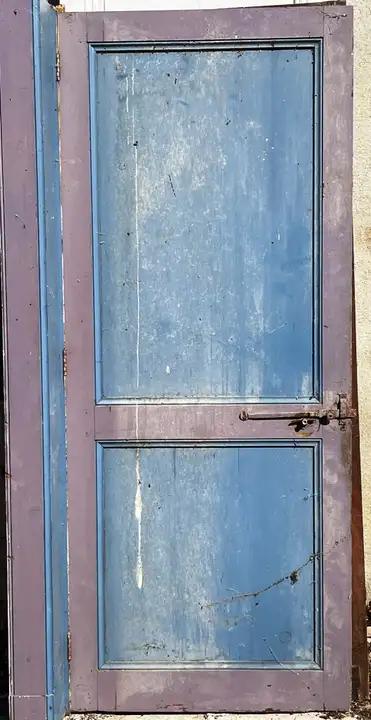 Porte ancienne peinte de deux couleurs