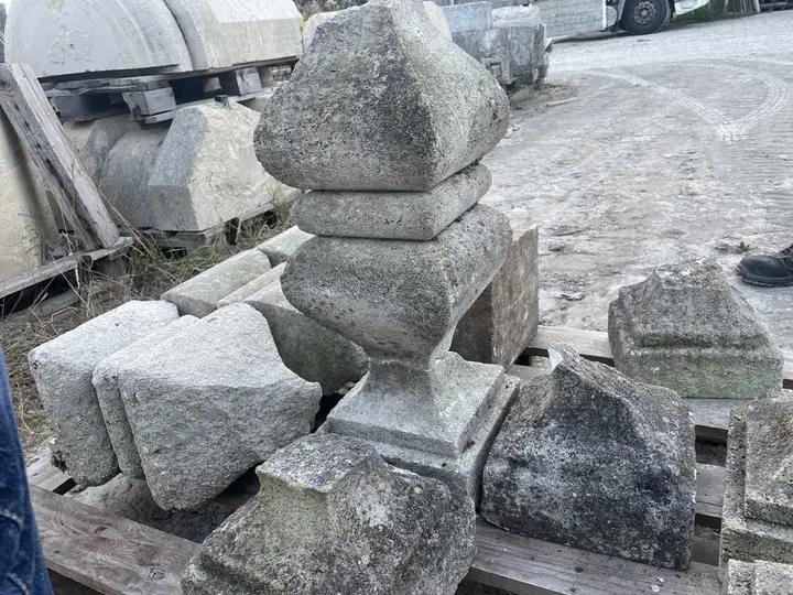 Trois anciennes balustres en pierre de taille blanche