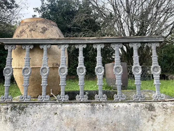 Ancien garde fou en fonte composé de balustres reliées ensembles simulant une petite balustrade