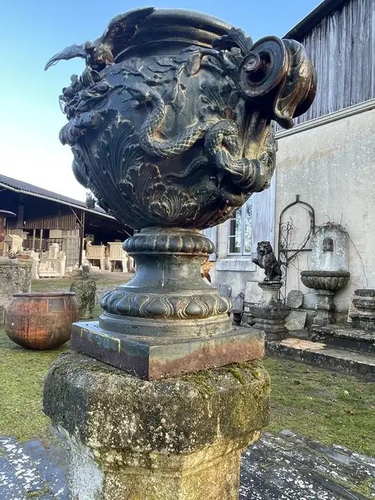 Grand vase en fonte ancien au décor chargé d'un nid d'oiseaux dérangé par un serpent et de