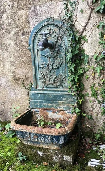 Deux fontaines en fonte avec fronton décoré d'oiseau et de feuillage